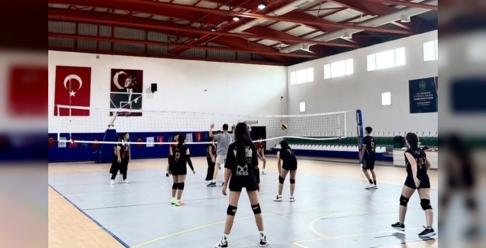 Aydın'da gençler voleybol turnuvasında dostluk kazandı