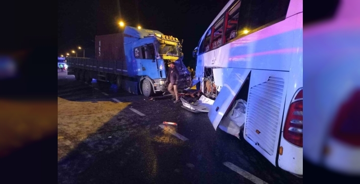 Bozüyük'te yolcu otobüsü ile tır çarpıştı: 20 kişi yaralandı