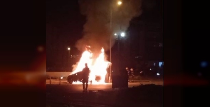 Denizli'de park halindeki otomobil alev aldı