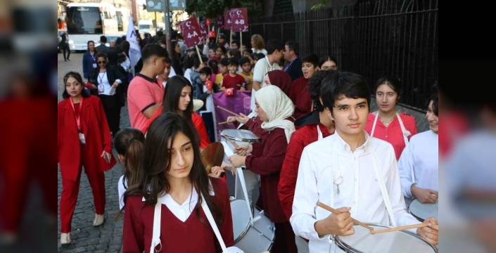 Diyarbakırda minik kalpler cumhuriyet için yürüdü: Bando ve bayraklarla coşku