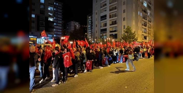 Erciyes Kolejinden Cumhuriyet coşkusu: Fener alayı ve havai fişek gösterisi