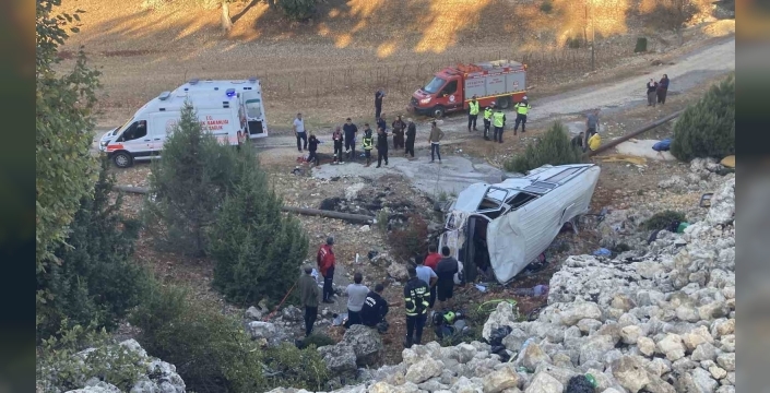 Erdemli'de tarım işçilerini taşıyan minibüs şarampole devrildi: 5 ölü, 14 yaralı