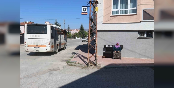 Eskişehir'de vatandaşlardan otobüs duraklarına ilginç çözüm: Evden getirilen koltuklar 'durak' yazıldı