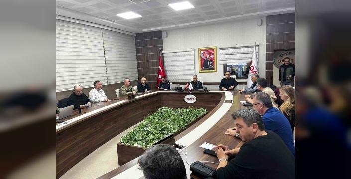 Manisada 6.1 büyüklüğündeki depremin ardından kriz yönetimi toplandı
