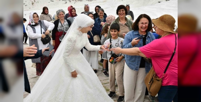 Pamukkale'de düğün çekimi: turistler çifte takı taktı