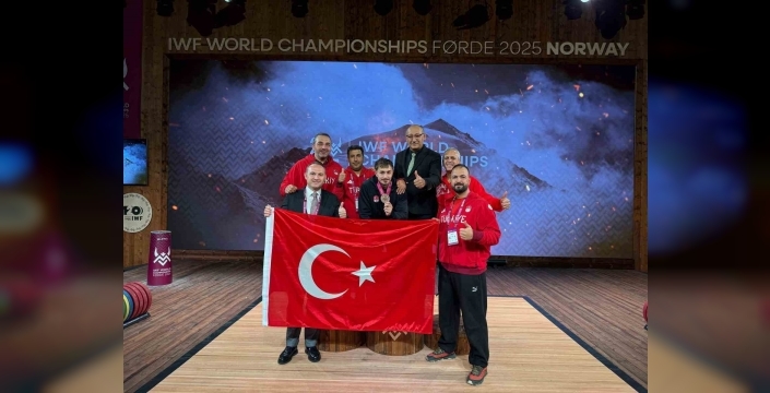 Yusuf Fehmi Genç, Büyükler Dünya Halter Şampiyonası'nda silkmede bronz madalya kazandı