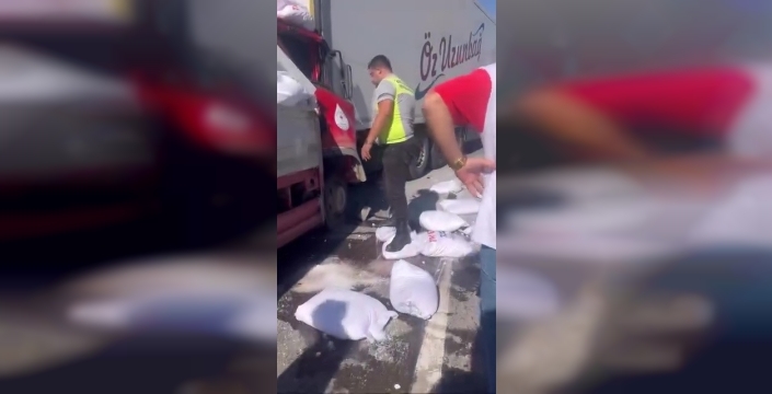 Antalyada kamyonet tıra çarptı: 3 yaralı