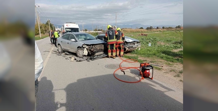 Balıkesir kabus gibiydi: Kafa kafaya çarpışma, 3 kişi yaralı!
