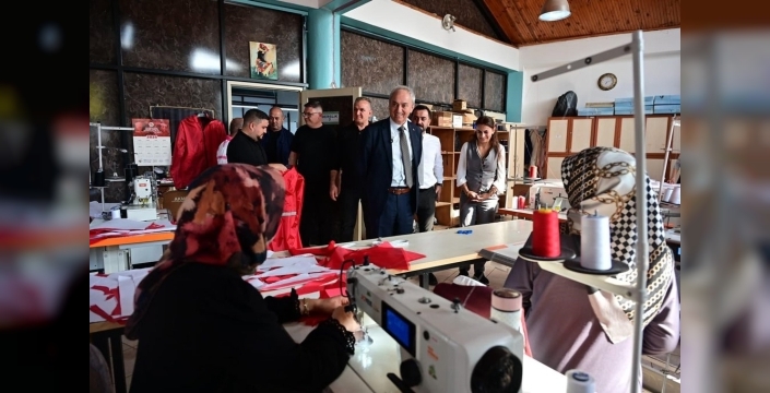 Başkan Kocagöz, kadın emeğiyle üretilen yağmurlukları bizzat test etti!