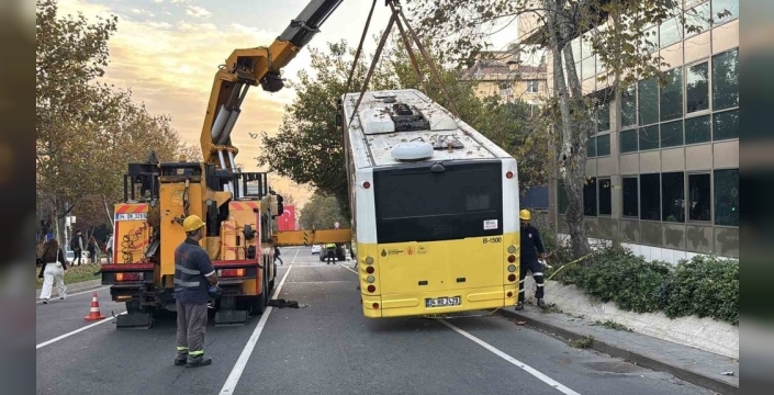 Beşiktaş'ta şoför kalp kriziyle hayatını kaybetti, otobüs kaldırıma çıktı: Sonrası ise...