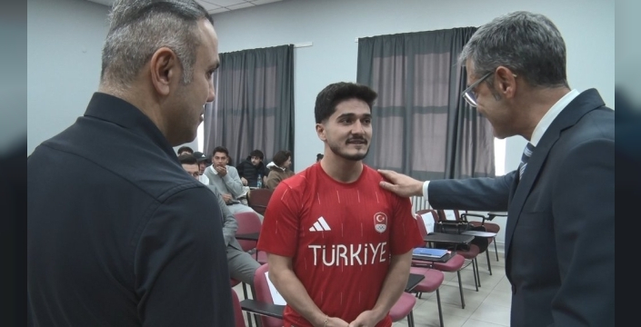 Dünya şampiyonu Muhammed Furkan Özbek, öğrencilere ilham verdi