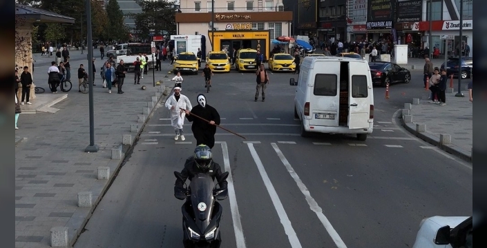 Düzce'de gençlerden motosiklet kazalarına dikkat çeken sosyal deney!