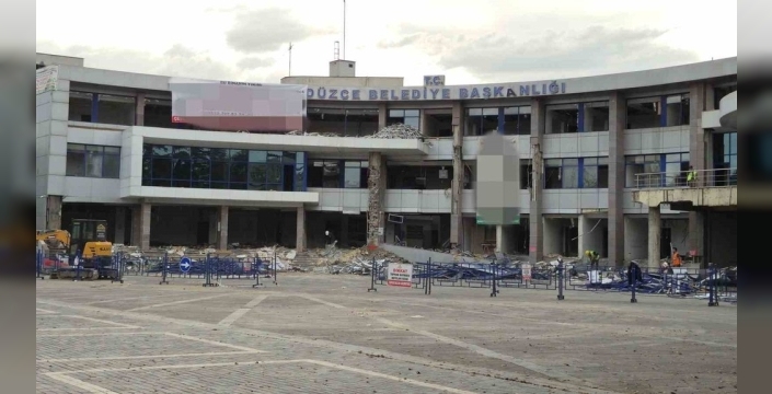 Düzce'de yıkımı süren belediye binası alevlere teslim oldu: Korku dolu anlar!