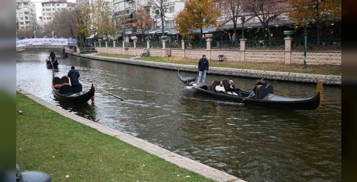 Eskişehir'de büyük ilgi: Dondurucu soğuğa rağmen gondol keyfinden vazgeçmediler!