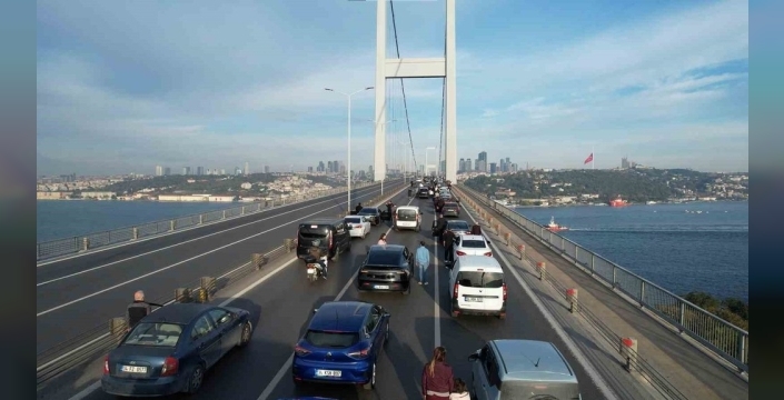 İstanbul'da 15 Temmuz Şehitler Köprüsü'nde araçlar durdu, saygı duruşu yapıldı