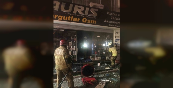 İzmir'de cep telefonu aksesuar mağazasında yangın paniği