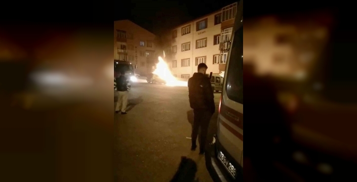 Karabük'te park halindeki otomobil alev alev yandı