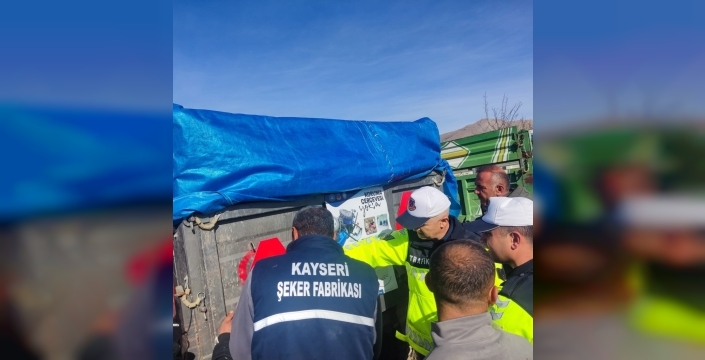 Kayseri'de traktör sürücülerine güvenlik reflektörü dağıtımı