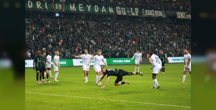 Kocaelispor, Gençlerbirliği karşısında ilk yarıyı önde tamamladı: Serdar Dursun golüyle fark yarattı!