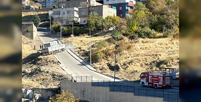 Şırnak'ta yük ağırlığı kazaya neden oldu: Briket yüklü tır devrildi, sürücü yaralandı!