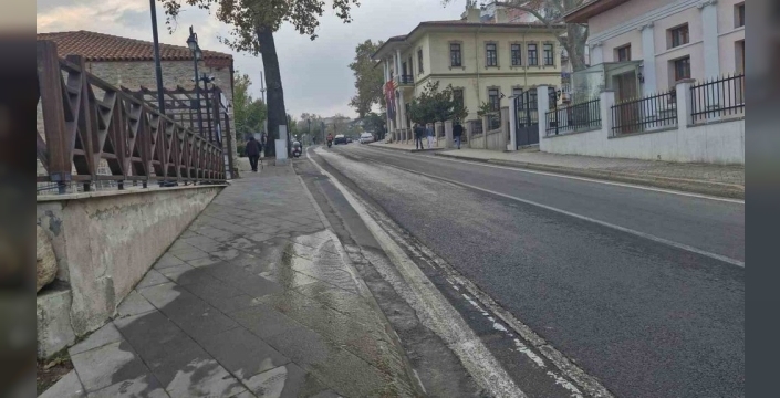 Tekirdağ'da su patlağı: Tonlarca içme suyu caddeye akıyor!