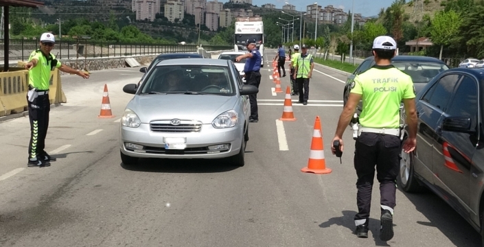 Trafik cezaları katlandı! Yeni dönemde hem ehliyet hem araç gidiyor
