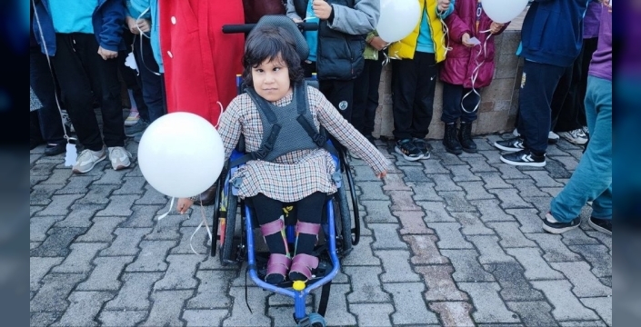 Adana'da öğrenciler, Gazzeli çocuklar için umut balonları uçurdu