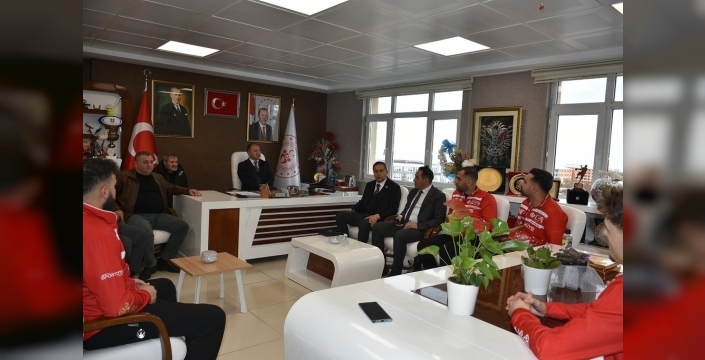 Avrupa üçüncüsü milli takım, Erzurum Gençlik ve Spor İl Müdürü Çakmur'u gururla karşıladı!
