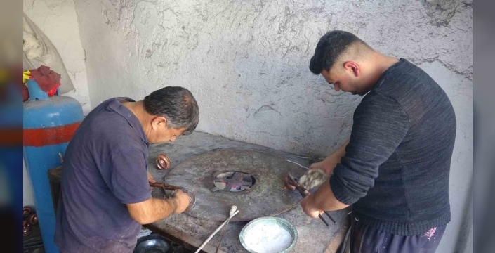 Baba ve oğul kalaycılık mesleğini birlikte yaşatıyor