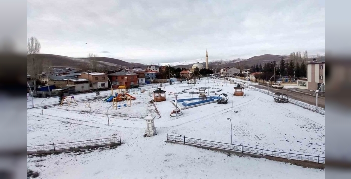 Bayburt'un Arpalı Beldesi beyaza büründü, köy yolları kış için kapandı