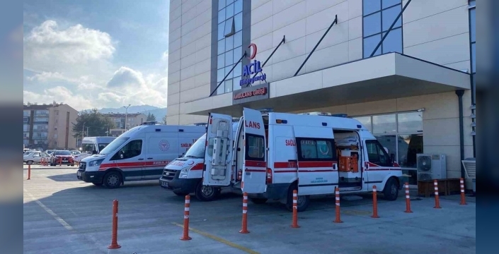 Burdur'da traktör otomobile çarpıp devrildi: 3 kişi yaralandı