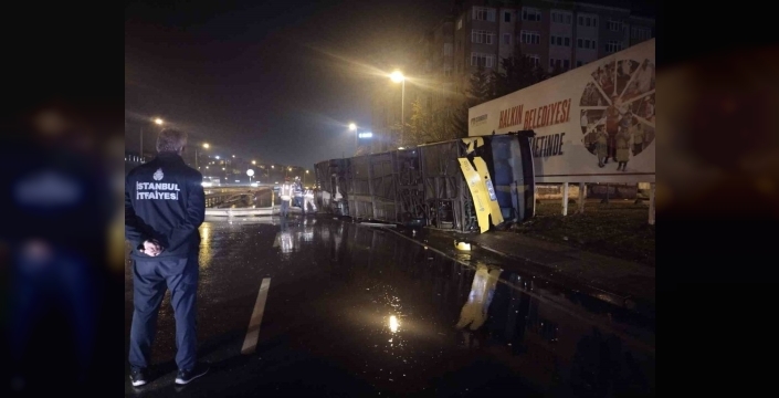 Çekmeköy'de yağmurda kontrolden çıkan otobüs takla attı, şoför hastaneye kaldırıldı