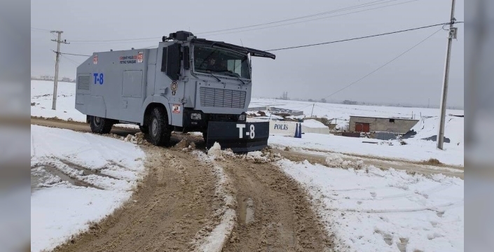 Ceylanpınar'da karla kapanan yolu TOMA açtı