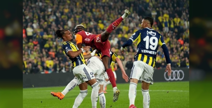 Derbide gıller yağdı! Galatasaray, Fenerbahçe deplasmanında devreyi önde tamamladı: 0-1