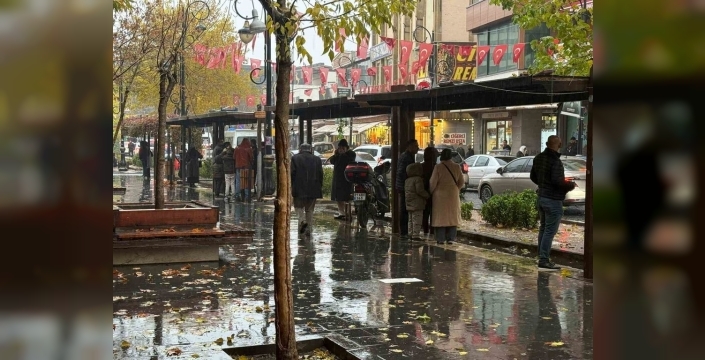 Diyarbakır'ı vuran sağanak hayatı durdurdu, vatandaşlar zor anlar yaşadı!