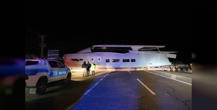 Erzurum'da yat yüklü tır, karayolunu kapattı
