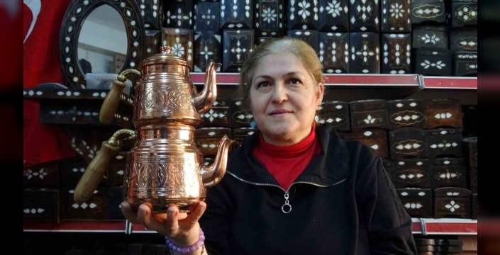 Gaziantep'te bir kadın, bakır işlemeciliğinde ustalığını konuşturuyor, erkek ustalara meydan okuyor!