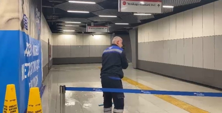 İstanbul'da sağanak hayatı felç etti: Metro durağı göle döndü!