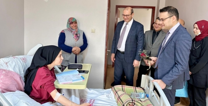 Kaymakam Çakmak, hastanede yatan hastaları ziyaret etti