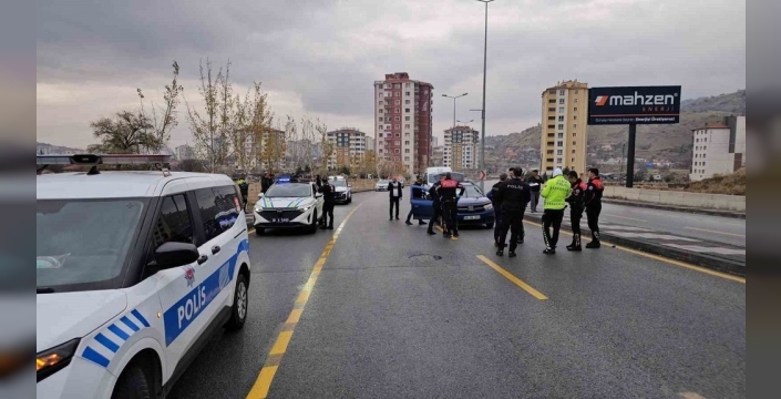 Kayseri'de polis araçlarına çarparak kaçan şüpheliler, lastiklere ateş açılarak yakalandı