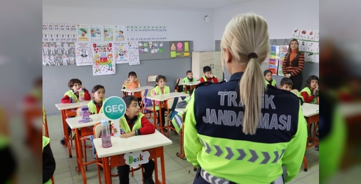 Kırşehir'de miniklere trafik dersi: Jandarma minik sürücüleri eğitti