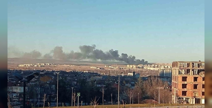 Kütahya'da şantiyede korkutan yangın: Yatakhane alevlere teslim oldu!