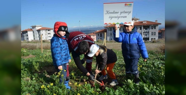 Manisa'da Yangın Yaralarını Saran Fidanlar: 100 Bininci Ağaç Minik Ellerle Dikildi