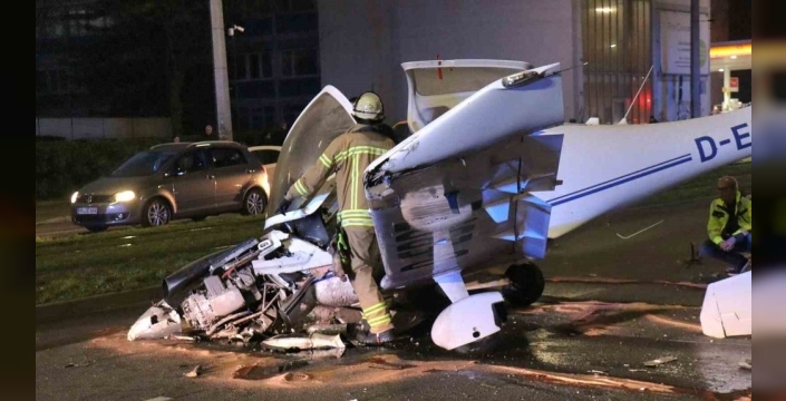Mannheim'da nefes kesen anlar: Küçük uçak caddeye acil iniş yaptı, 3 yaralı