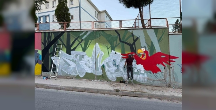 Okul duvarları grafitiyle renklendi, mahalle sakinleri büyüledi