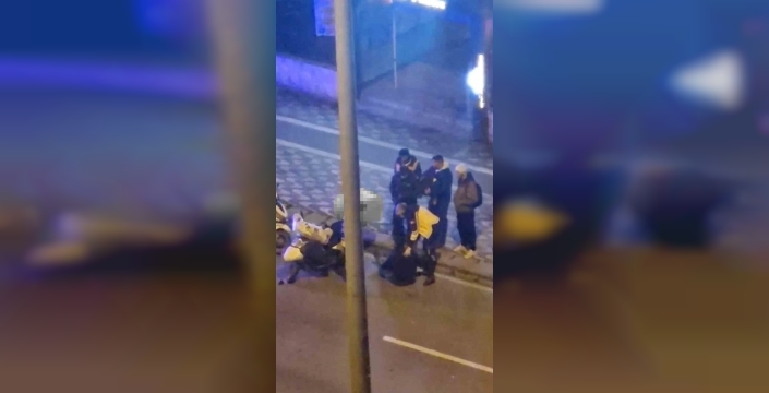 Seyir halindeyken motosikletten düşen kurye hastaneye kaldırıldı