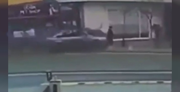 Şişli'deki korkunç kaza anları kamerada: Ters yöne giren araç yayaların arasına daldı