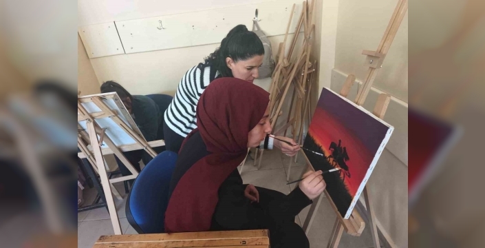 Tunceli'de gençler atık ahşapları sanata dönüştürüyor, bağımlılıktan kurtuluyor
