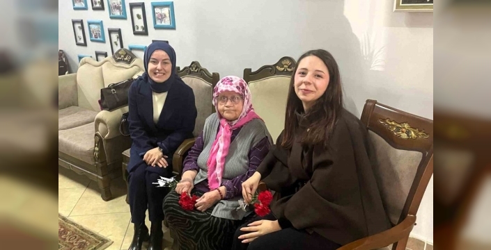 Üniversiteli gençler huzurevi sakinlerini unutmadı