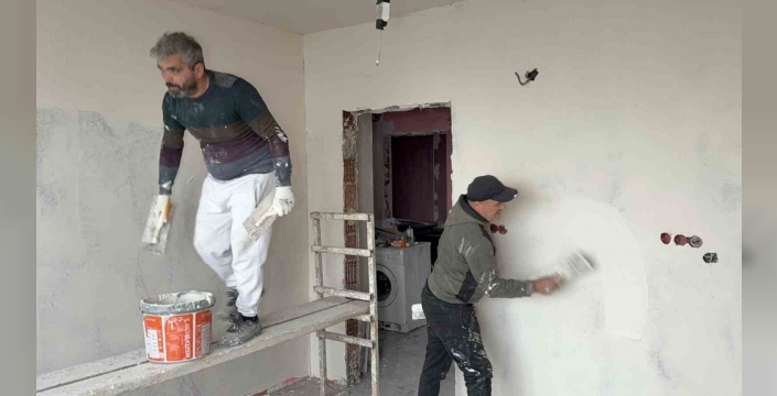 Yangında küle dönen ev, komşuların ve akrabaların desteğiyle yeniden hayat buluyor